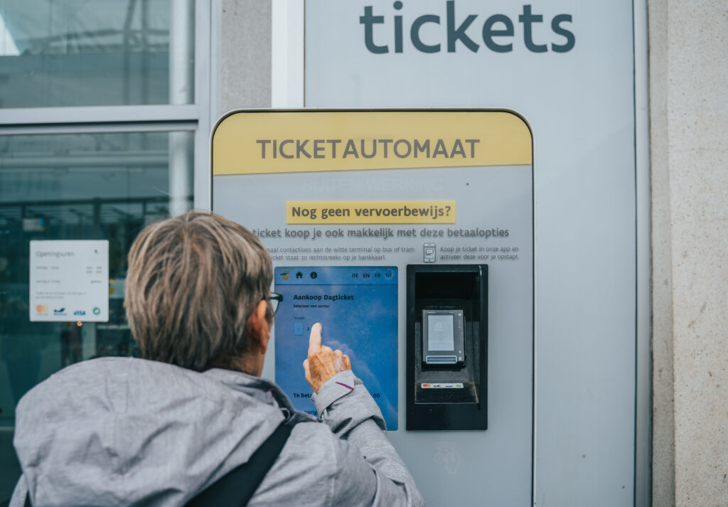 Oudere bestelt ticket